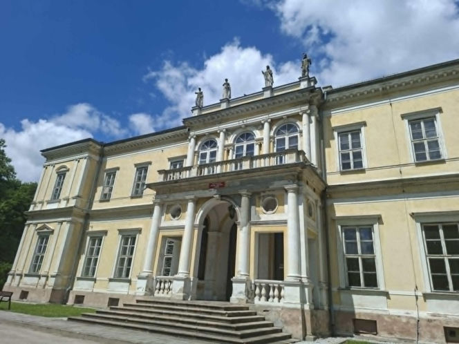 Rezydencja nie powstała bowiem jako zwykły dom mieszkalny. Miała być gigantycznym skarbcem dla Biblioteki Ordynacji Myszkowskiej