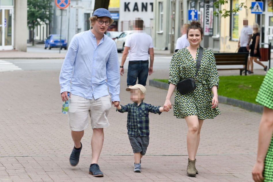Cała rodzina Królikowskich na skwerze Pawła Królikowskiego