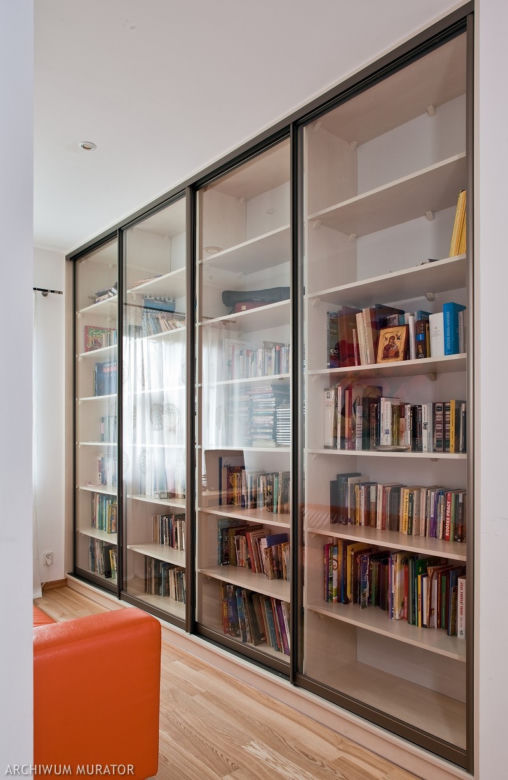 Biblioteka z szklanymi frontami w nowoczesnym wnętrzu