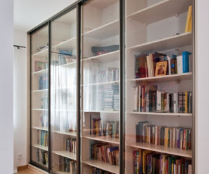 Biblioteka z szklanymi frontami w nowoczesnym wnętrzu