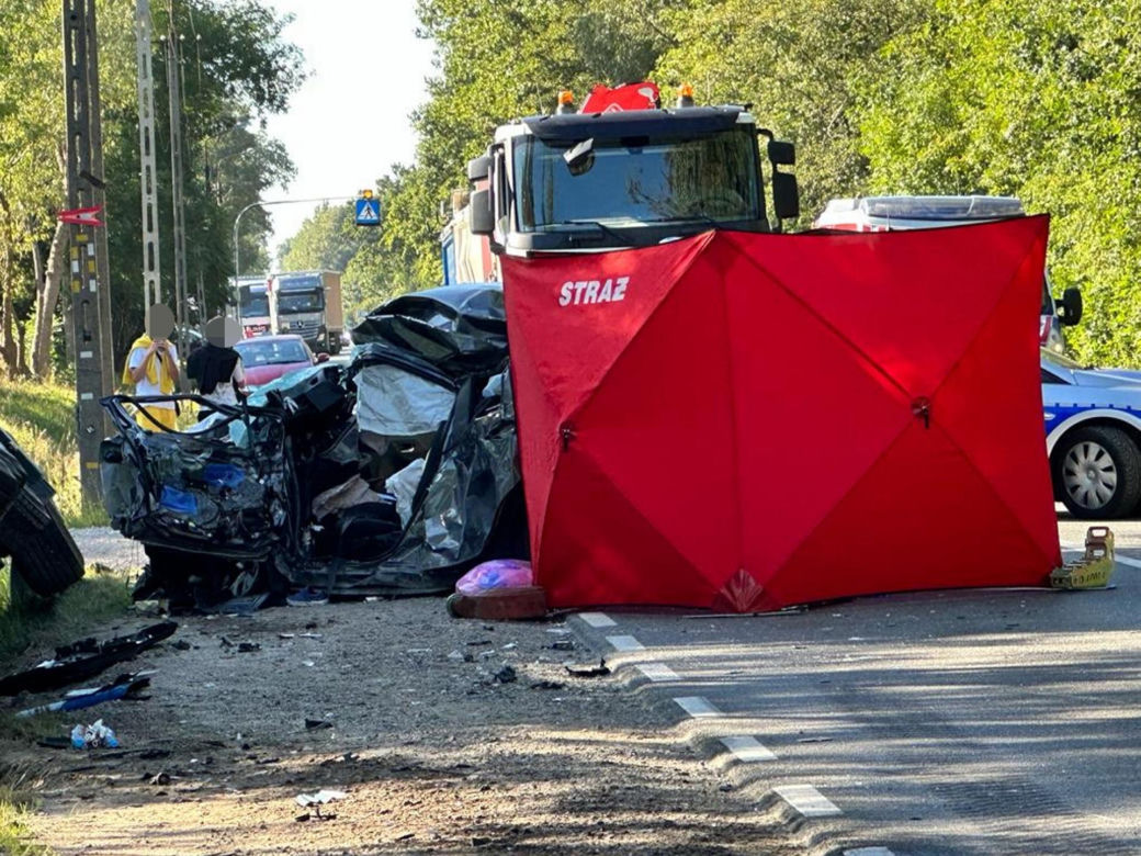Koszmarna czołówka pod Górą Kalwarią. Kierujący toyotą gruchnął czołowo z rozpędzoną cysternę z betonem. Zginął na miejscu