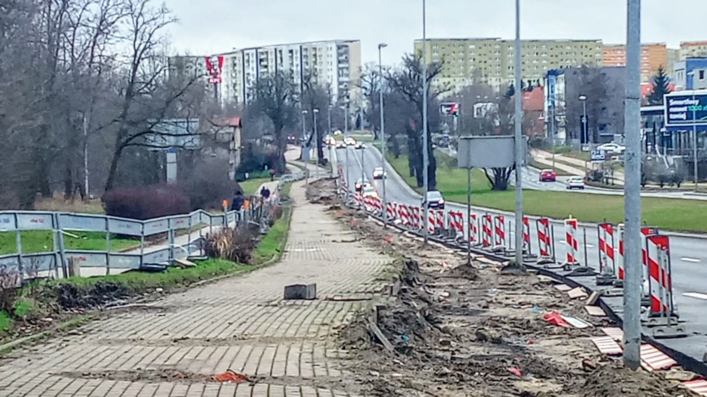 Ulica rozkopana, drzewa wycięte, kierowcy narzekają. Co z nowym dojazdem do sklepu IKEA w Szczecinie?