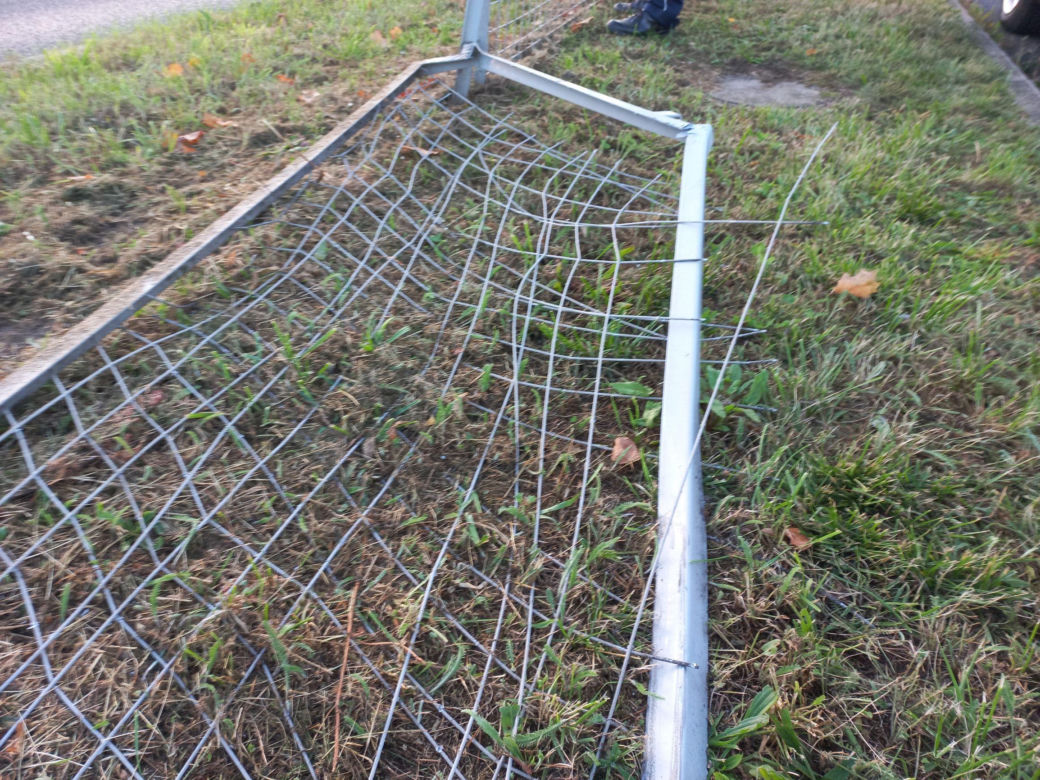 Osobówka przeleciała przez barierki. Poranne zderzenie z TIR-em w Lesznie [ZDJĘCIA]