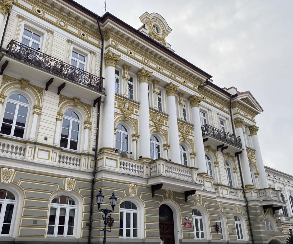 Zabytkowa elewacja Sądu Okręgowego w Łomży z białymi kolumnami. O rozbudowie gmachu przeczytasz w serwisie Architektura.