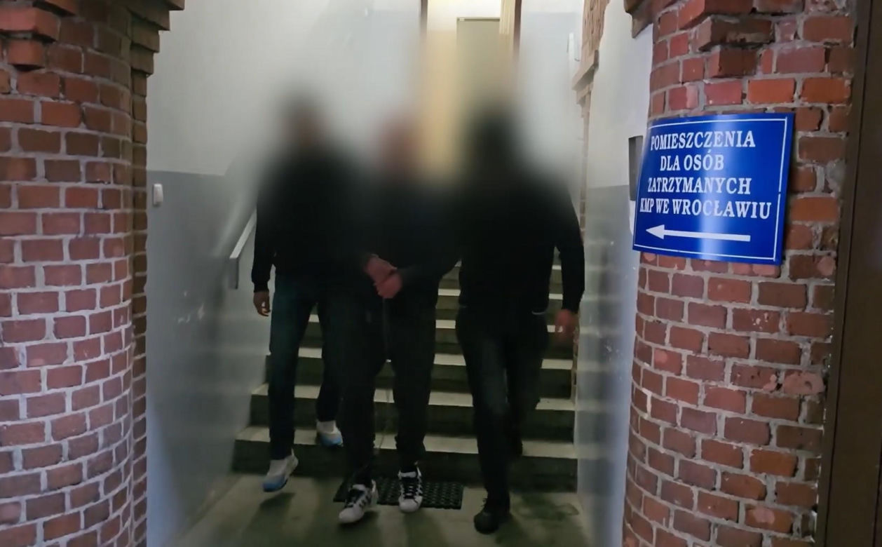 Dramat na studenckiej imprezie we Wrocławiu! Mężczyzna z nożem wtargnął na statek