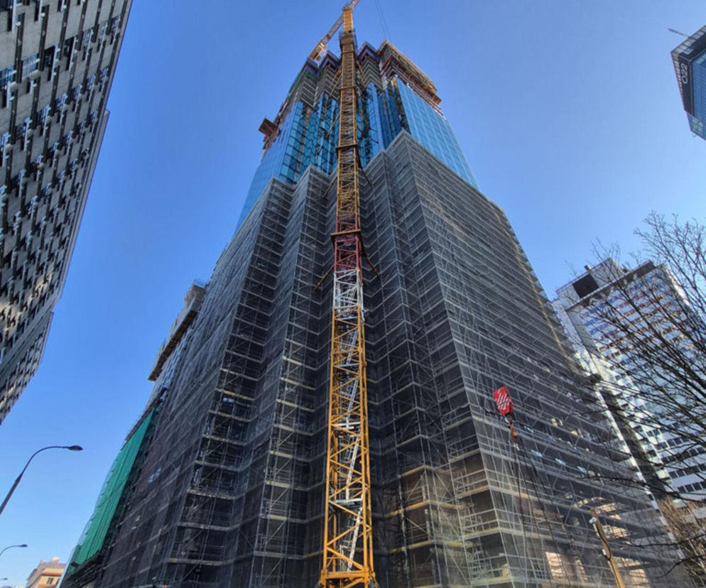 Wiecha zawisła na Upper One w sercu stolicy