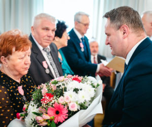 Złoty Gody par małżeńskich w Siedlcach - wręczenie pamiątkowych medali