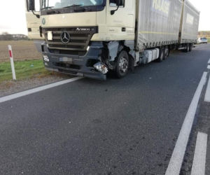Groźne zderzenie mazdy z ciężarówką. Osobówka zjechała na przeciwny pas [ZDJĘCIA]