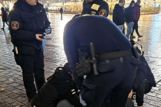 Kobieta pobita i spryskana gazem na rynku w Krakowie. Miała rozerwane ucho