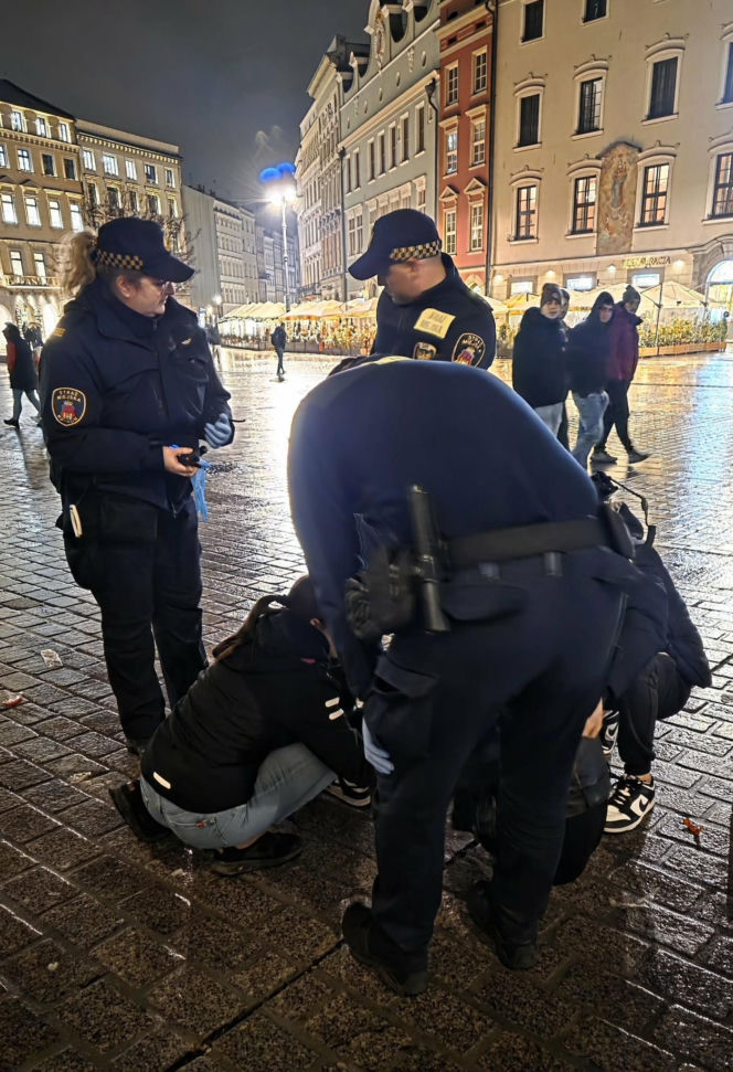 Kobieta pobita i spryskana gazem na rynku w Krakowie. Miała rozerwane ucho