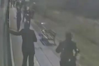 Zmasowany atak pseudografficiarzy na pociąg