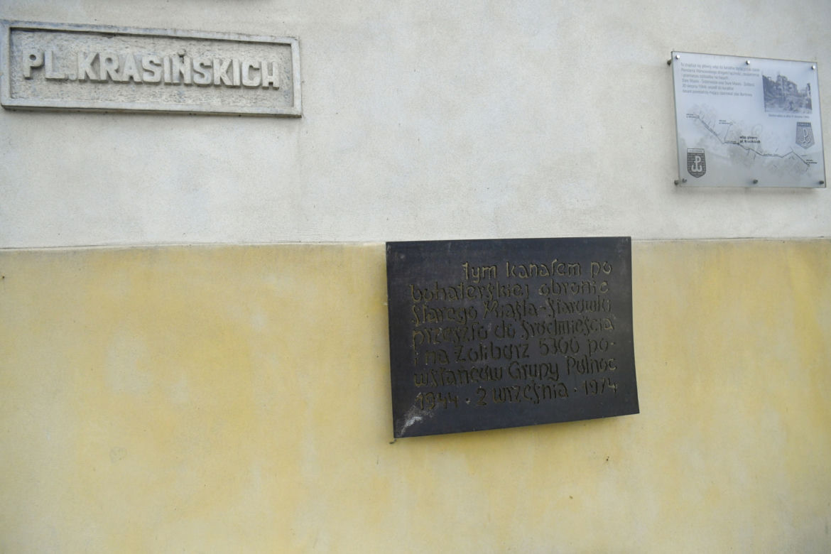 Tablica na pl. Krasińskich