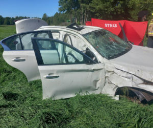 Jedna osoba nie żyje, druga w szpitalu. Śmiertleny wypadek na powiatowej drodze