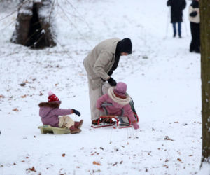 Maciej Pela zabrał córeczki na sanki