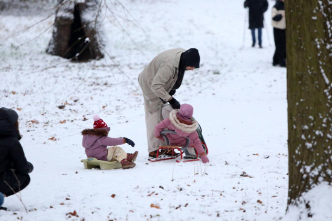 Maciej Pela zabrał córeczki na sanki
