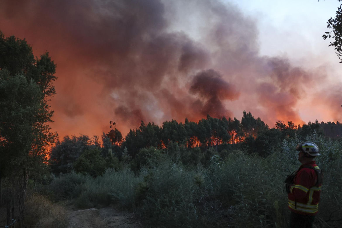 Groza w Portugalii! Tornado ognia i trąba z pyłów