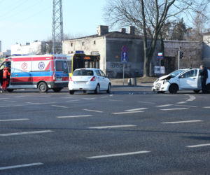 Zderzenie suzuki z karetką na sygnale na skrzyżowaniu Zamienieckiej z Ostrobramską