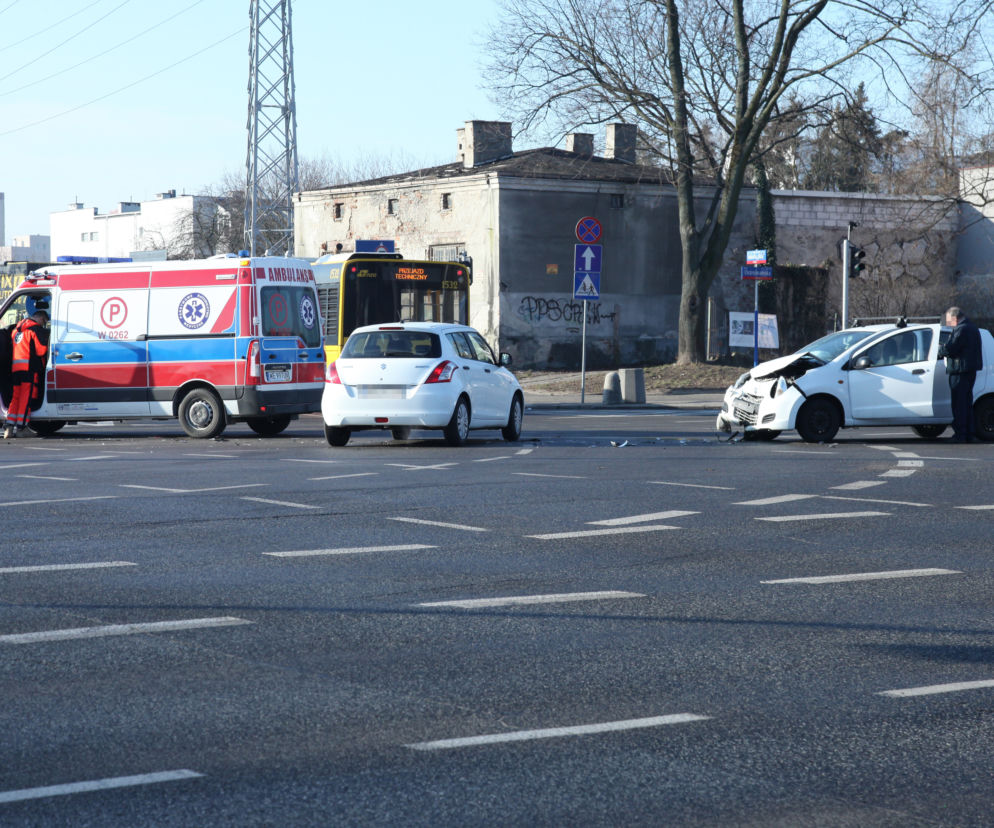 Zderzenie suzuki z karetką na sygnale na skrzyżowaniu Zamienieckiej z Ostrobramską