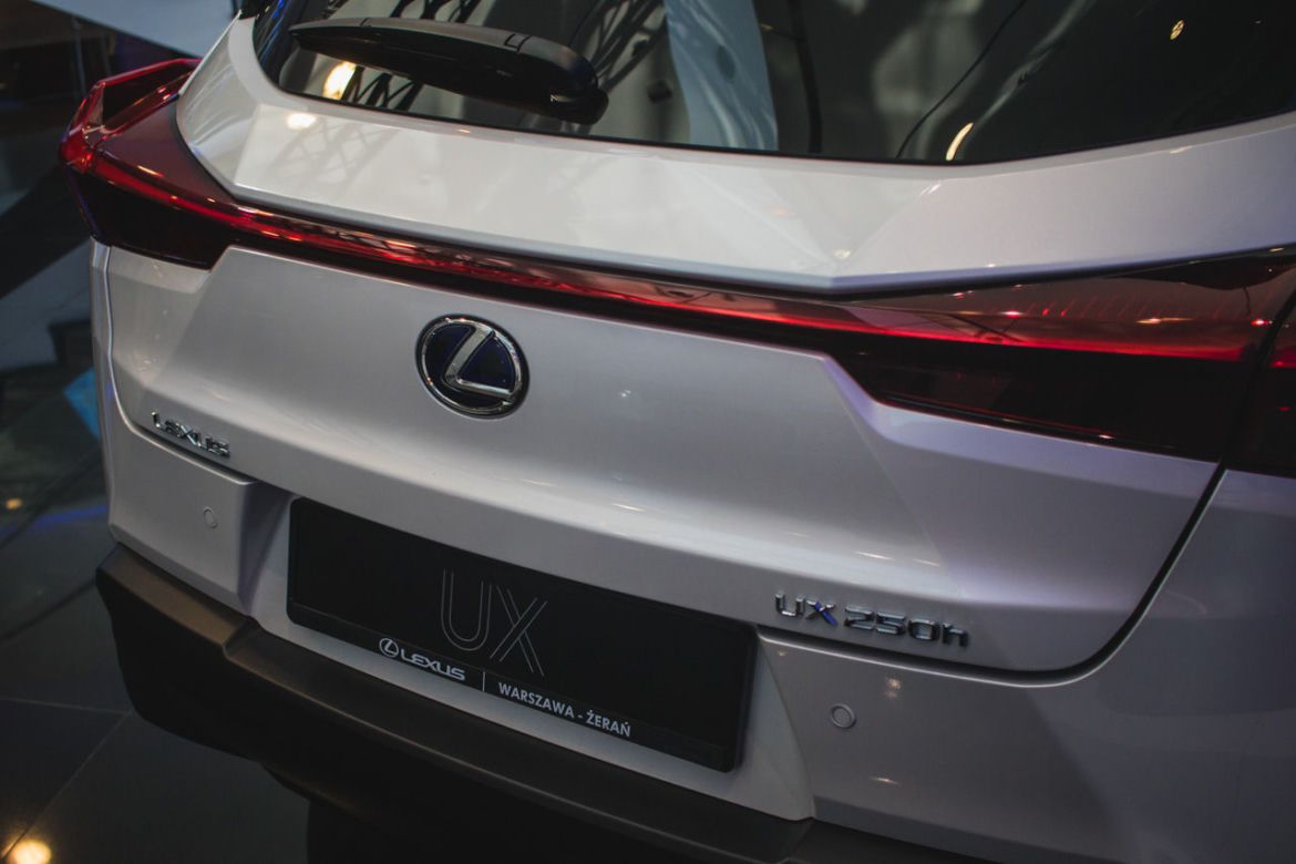 Lexus UX już w polskich salonach