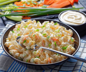 Coleslaw z makaronem: przepis na najlepszą sałatkę na grill