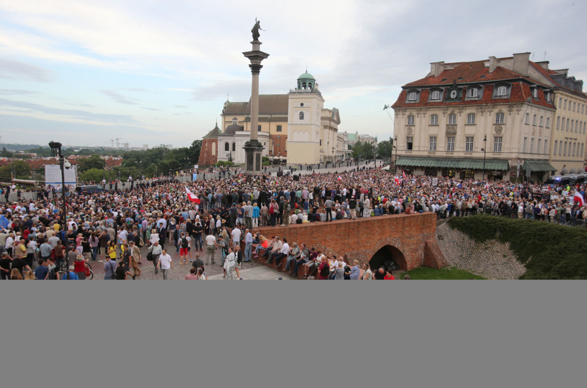 758 tysięcy za miesięcznicę!