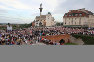 758 tysięcy za miesięcznicę!