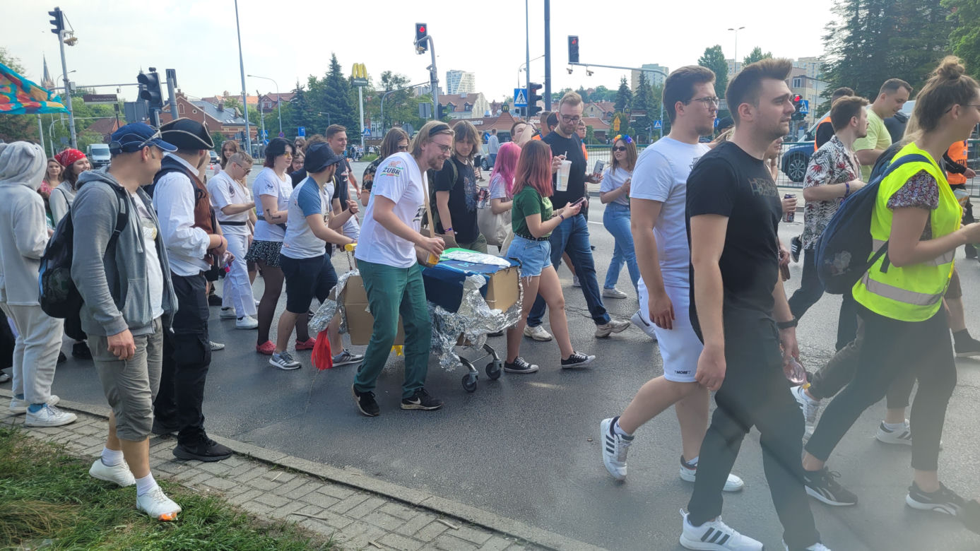Kortowiadę czas zacząć! Kolorowa Parada Wydziałów przeszła ulicami Olsztyna [ZDJĘCIA]