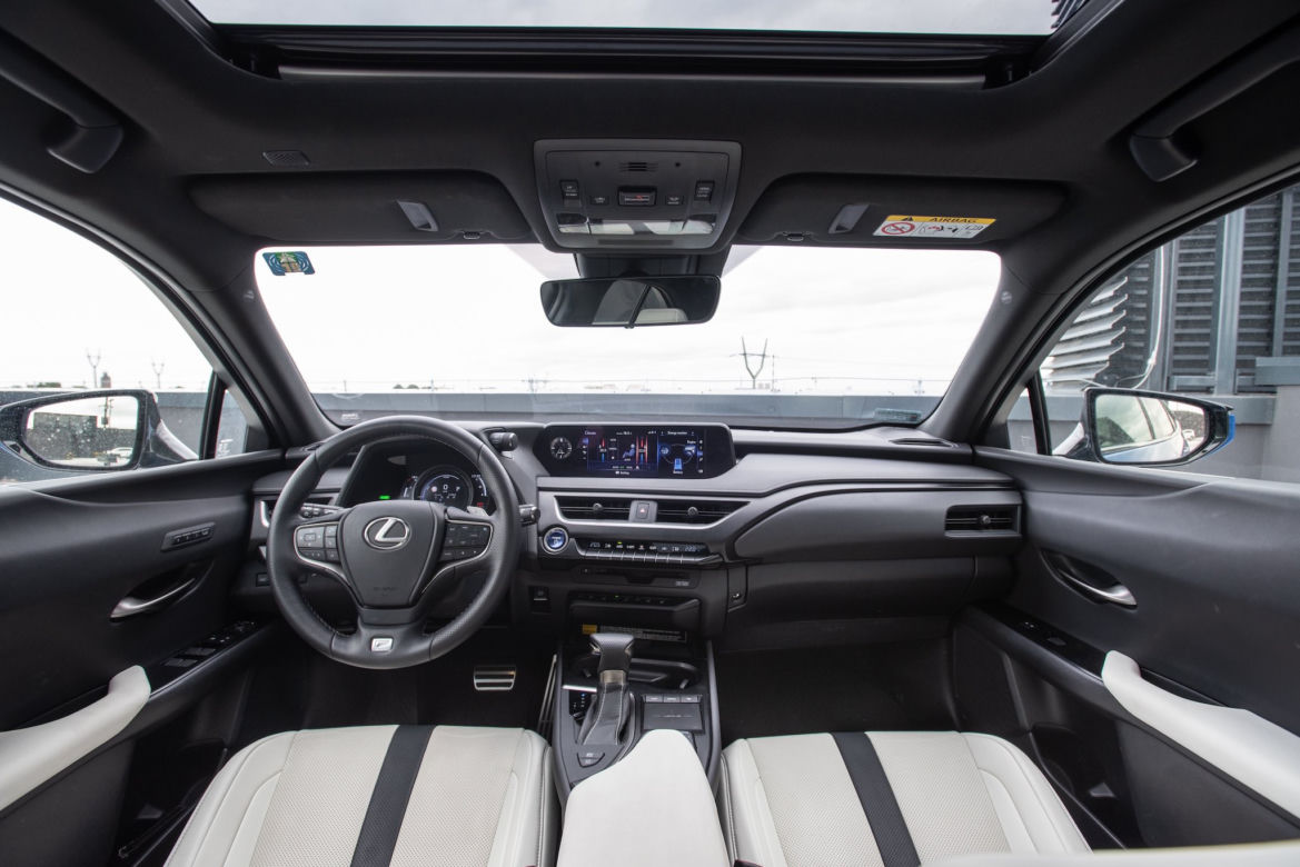 Range Rover Evoque D240 HSE vs Lexus UX 250h 