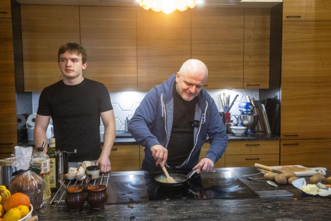 Paweł Kowal z synem gotują kartoflankę