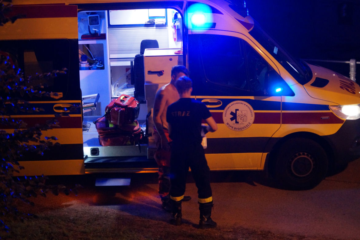 Mężczyzna wpadł do Brdy obok Opery Nova. Dramatyczna akcja ratunkowa [ZDJĘCIA]