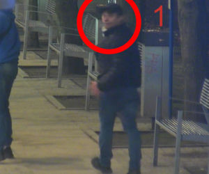 Pobicie obcokrajowców w Toruniu. Policja nadal szuka tych mężczyzn