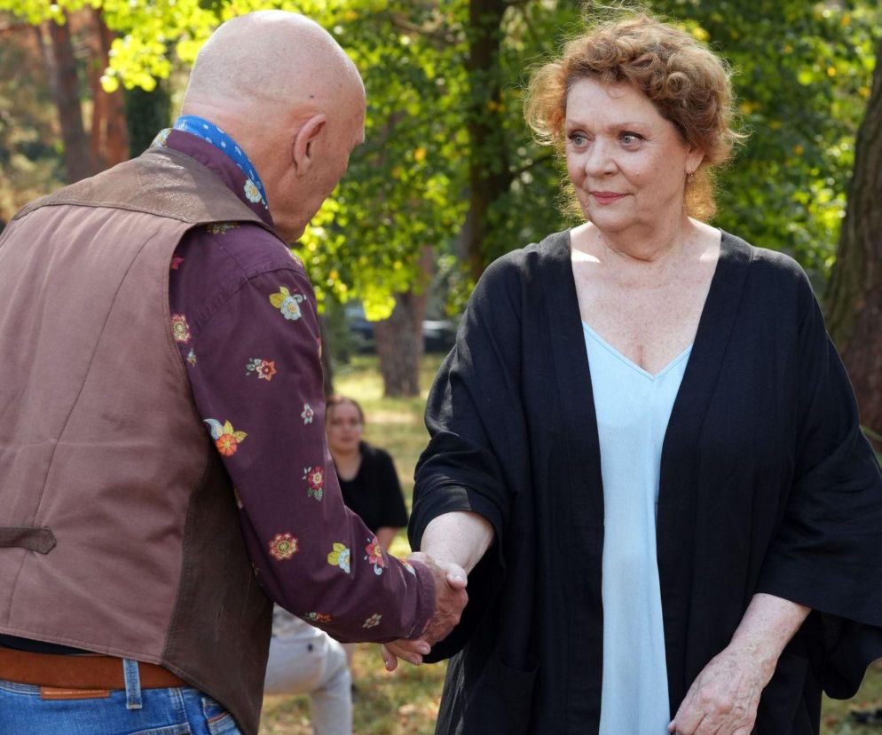 Józefina (Elżbieta Jarosik) i Tolek Koszyk (Marek Siudym) ściskają sobie dłonie w parku, patrząc na siebie. Józefina ma na sobie czarny luźny kardigan i błękitną bluzkę, a Tolek koszulę w kwiatowy wzór i brązową kamizelkę. Nowe odcinki Barw szczęścia znajdziesz na Super Seriale.