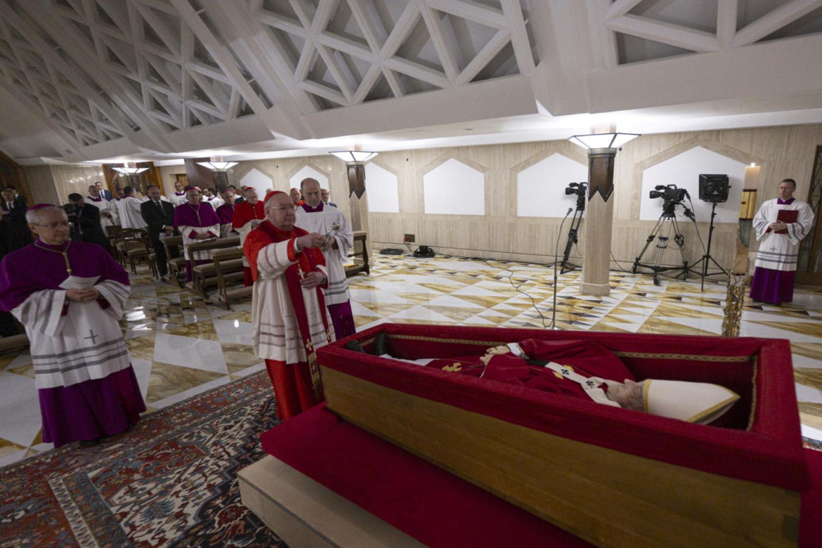 Trumna z ciałem papieża wystawiona w kaplicy Domu Świętej Marty
