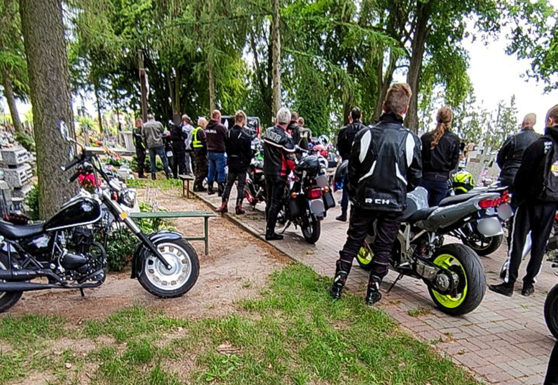 16-letni Patryk zginął na motorowerze. Jego grób utonął w kwiatach