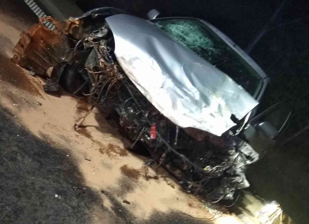 Kobieta jechała toyotą pod prąd. Zderzyła się czołowo z mercedesem