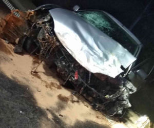 Kobieta jechała toyotą pod prąd. Zderzyła się czołowo z mercedesem