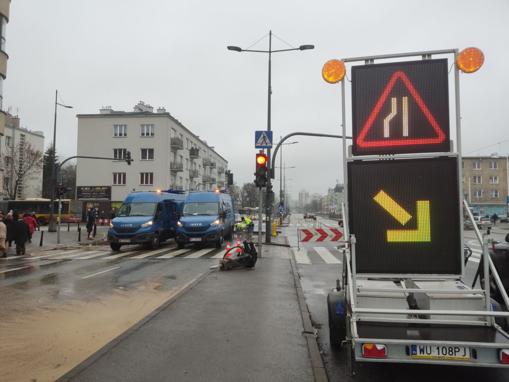 Grochowska się zapadła! Woda wyżłobiła dziurę na 7 metrów! Gigantyczne utrudnienia na Pradze