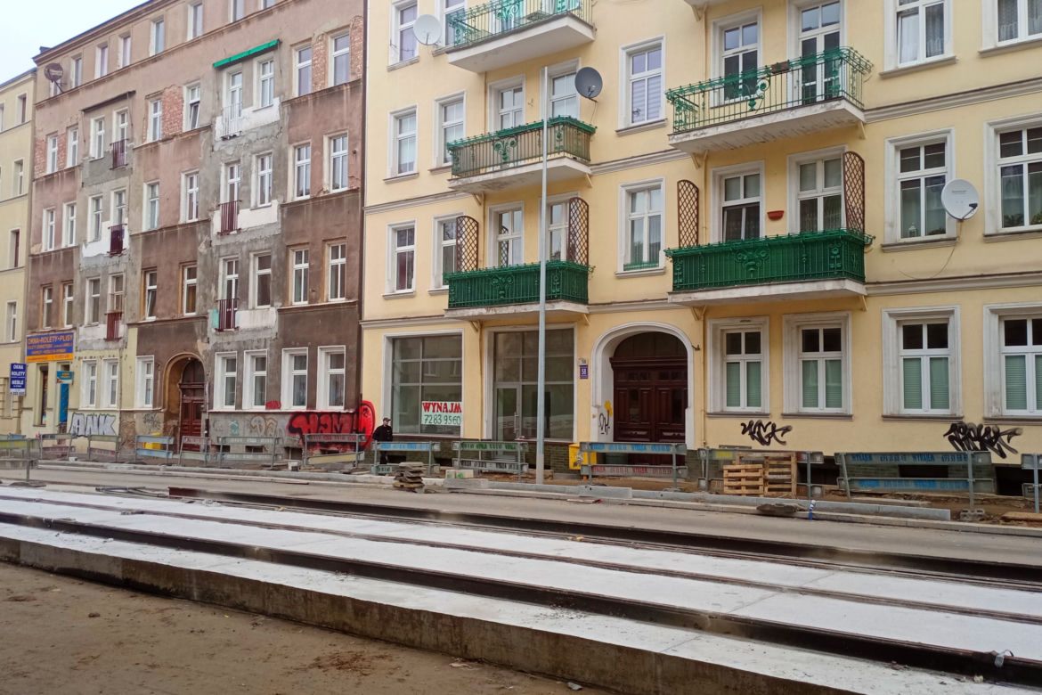 Balkon z widokiem na... słup