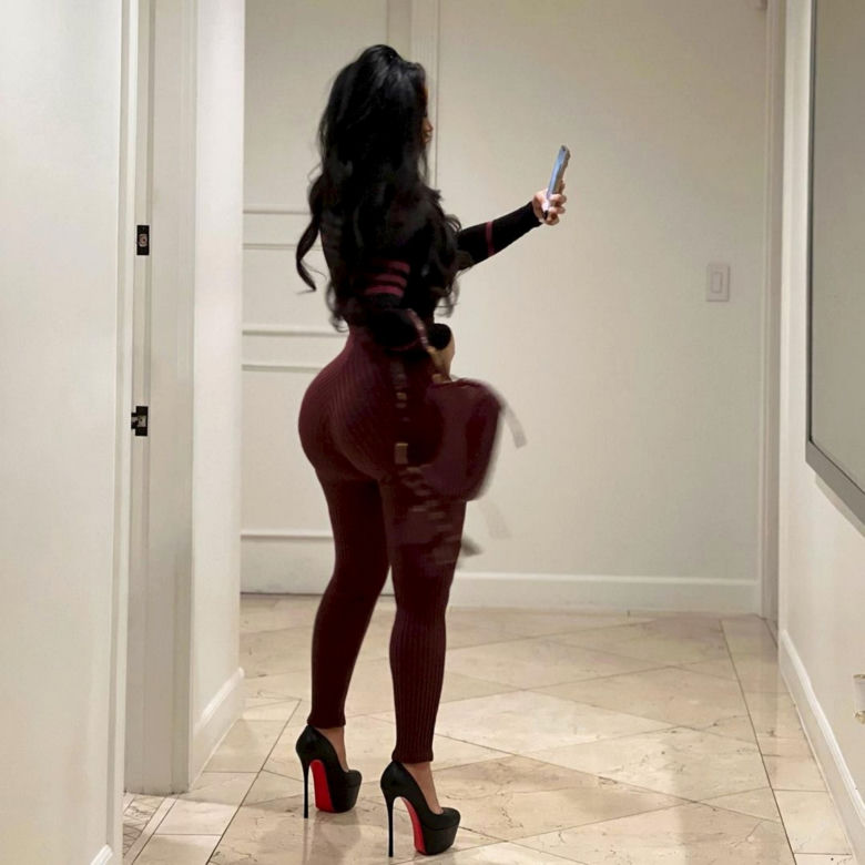 Cardi B wyjęła sobie sztuczną pupę! Mocne ostrzeżenie dla fanów