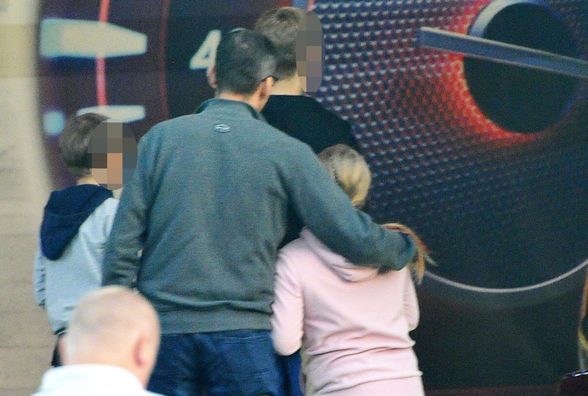 Rodzina Morawieckich przyłapana na skromnych wakacjach. Żona premiera wskoczyła w kostium kąpielowy