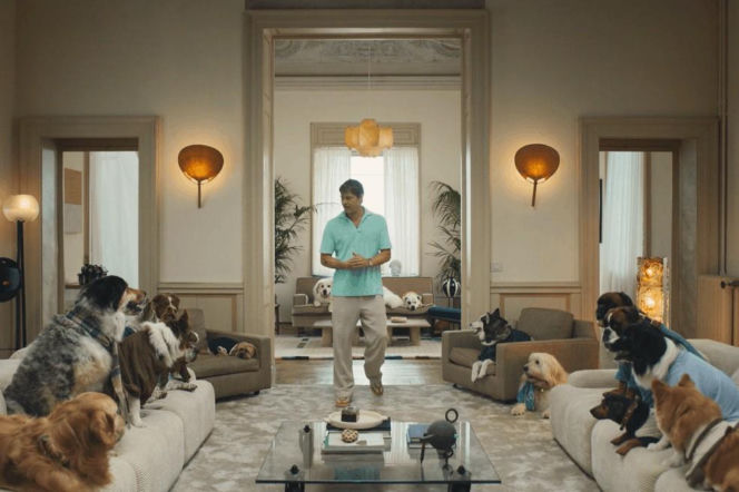 Aktor Brad Pitt idzie przez salon w otoczeniu wielu psów. O nowej kampanii De’Longhi przeczytasz na SE.