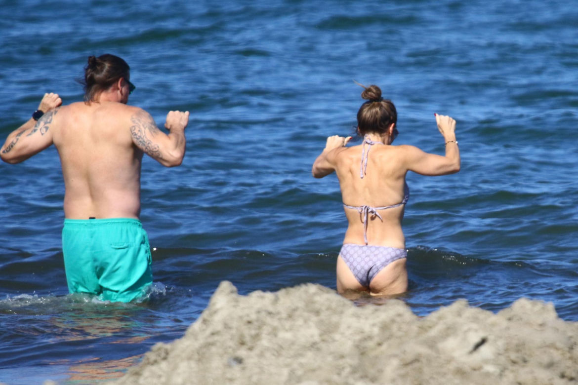 Edyta Herbuś na plaży