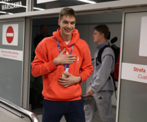 Władimir Semirunnij w czułych objęciach z dziewczyną po powrocie do Polski