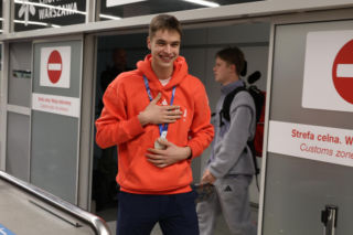 Władimir Semirunnij w czułych objęciach z dziewczyną po powrocie do Polski