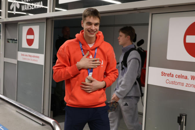 Władimir Semirunnij w czułych objęciach z dziewczyną po powrocie do Polski