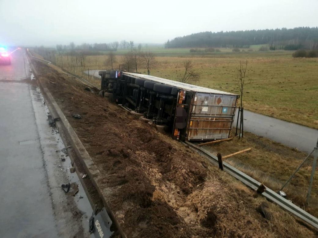 Koszmarny wypadek na S7. Kierowca lawety zginął, gdy ładował na nią zepsute auto [ZDJĘCIA]