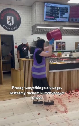 Aktywiści zaatakowali kebab związany z Filipem Chajzerem