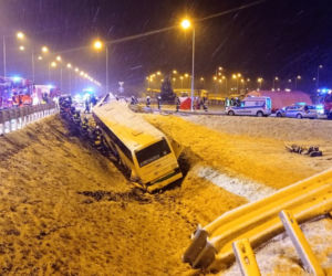 Tragedia na autostradzie A4. Autokar runął do rowu. Zginęła 1 osoba, jest 9 rannych! [ZDJĘCIA]