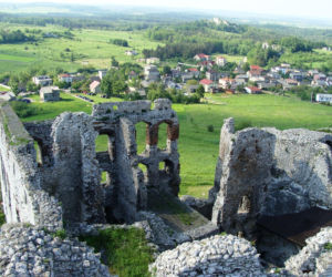 To najpiękniejszy zamek w województwie śląskim. Znajduje się w malowniczej wsi