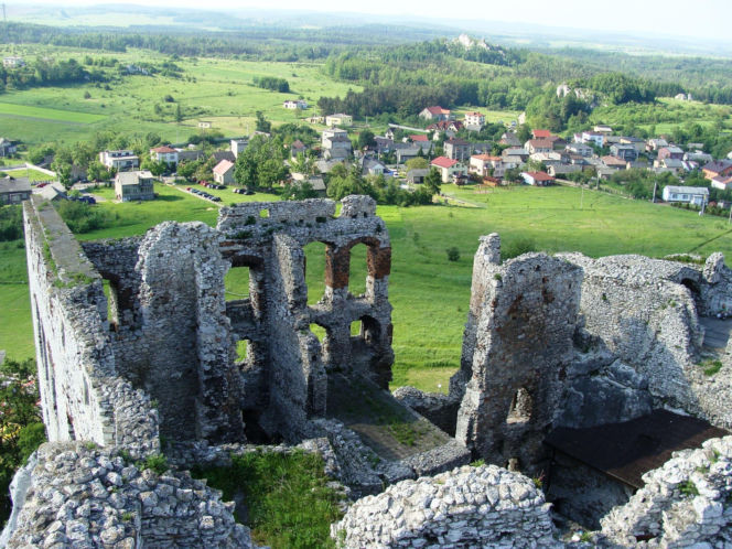 To najpiękniejszy zamek w województwie śląskim. Znajduje się w malowniczej wsi